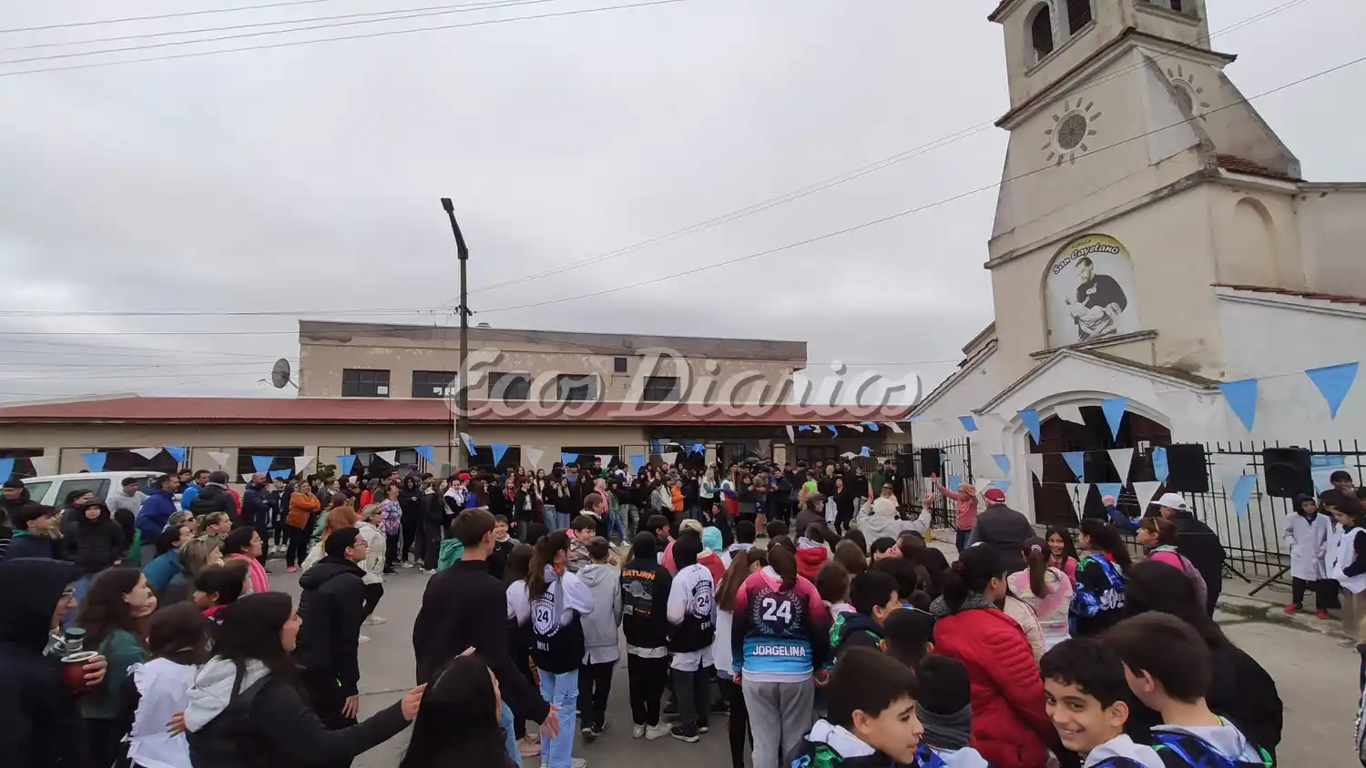 Con una gran participación de alumnos y ciudadanos.