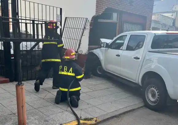 Controlaron escape de gas provocado tras un violento accidente vehicular en el barrio San José