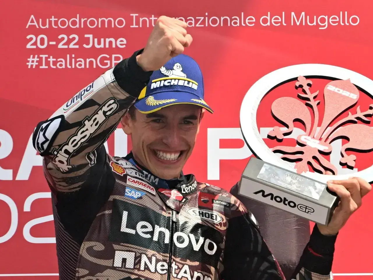 Marc Márquez celebra su victoria en el Gran Premio de Italia, en el circuito de Mugello. Foto: Reuters