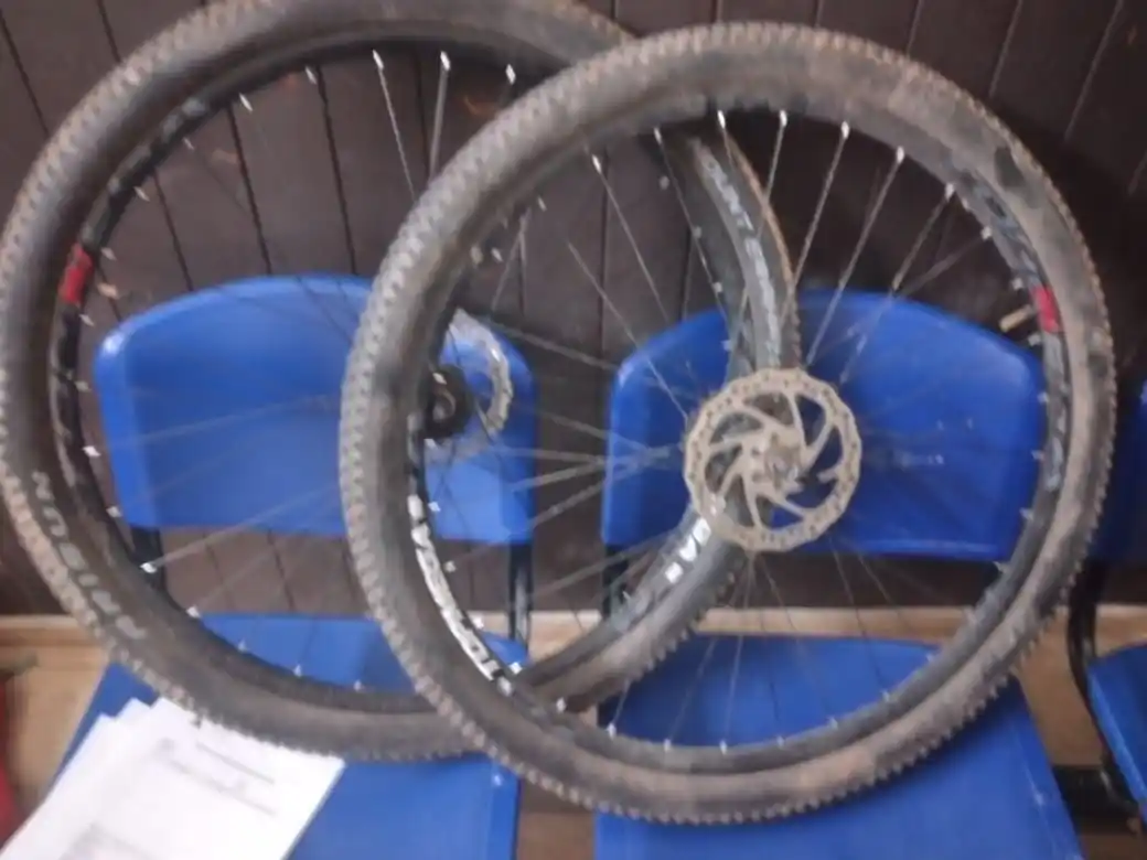 Las dos ruedas recuperadas por los agentes policiales.