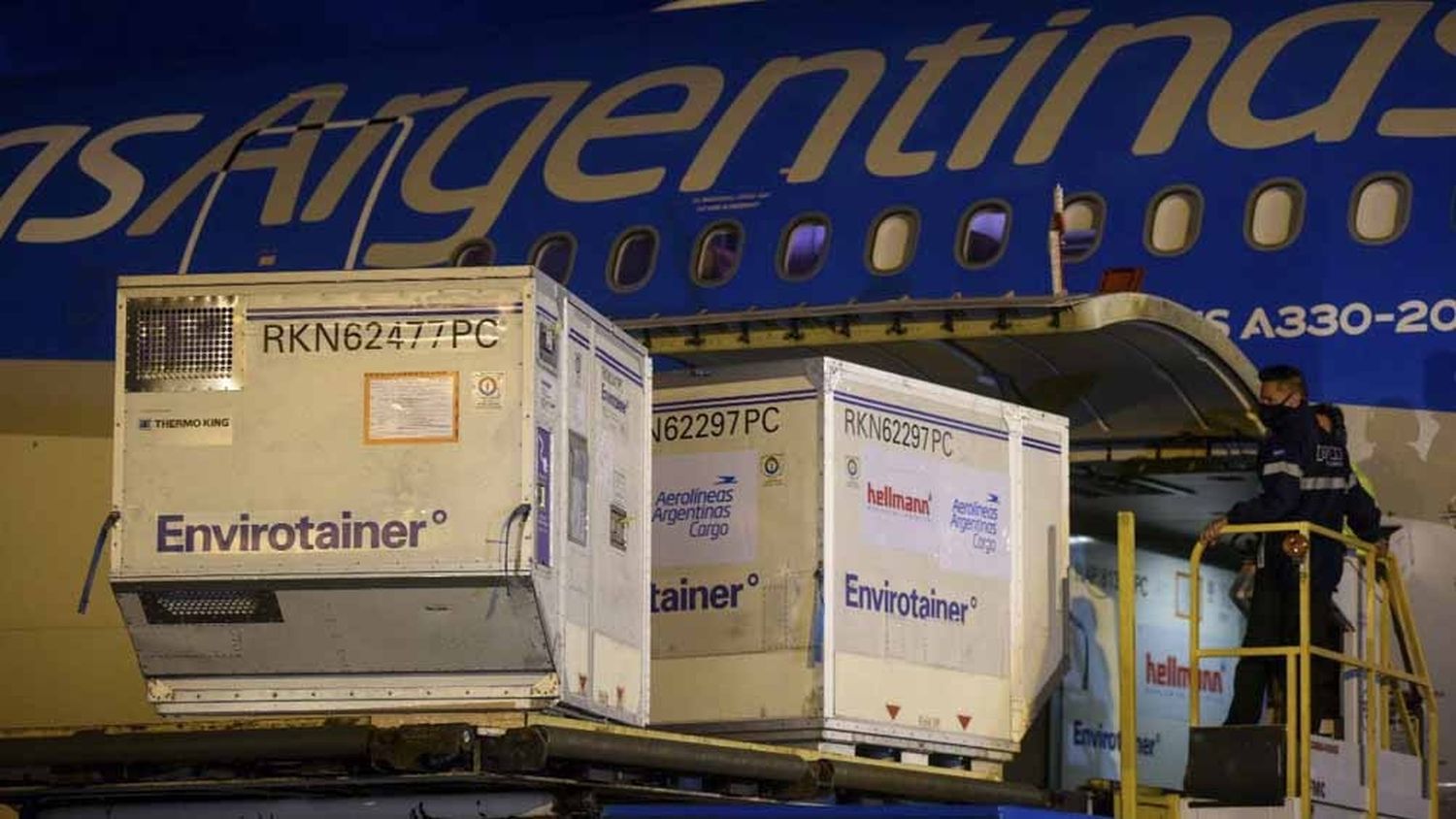 Arribó un vuelo de Aerolíneas Argentinas con 768 mil vacunas de Sinopharm