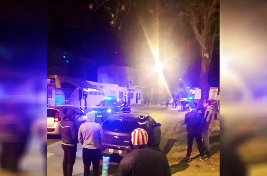 Un hombre asesinado y dos heridos, entre ellos un menor de 10 años, tras un ataque en zona sur