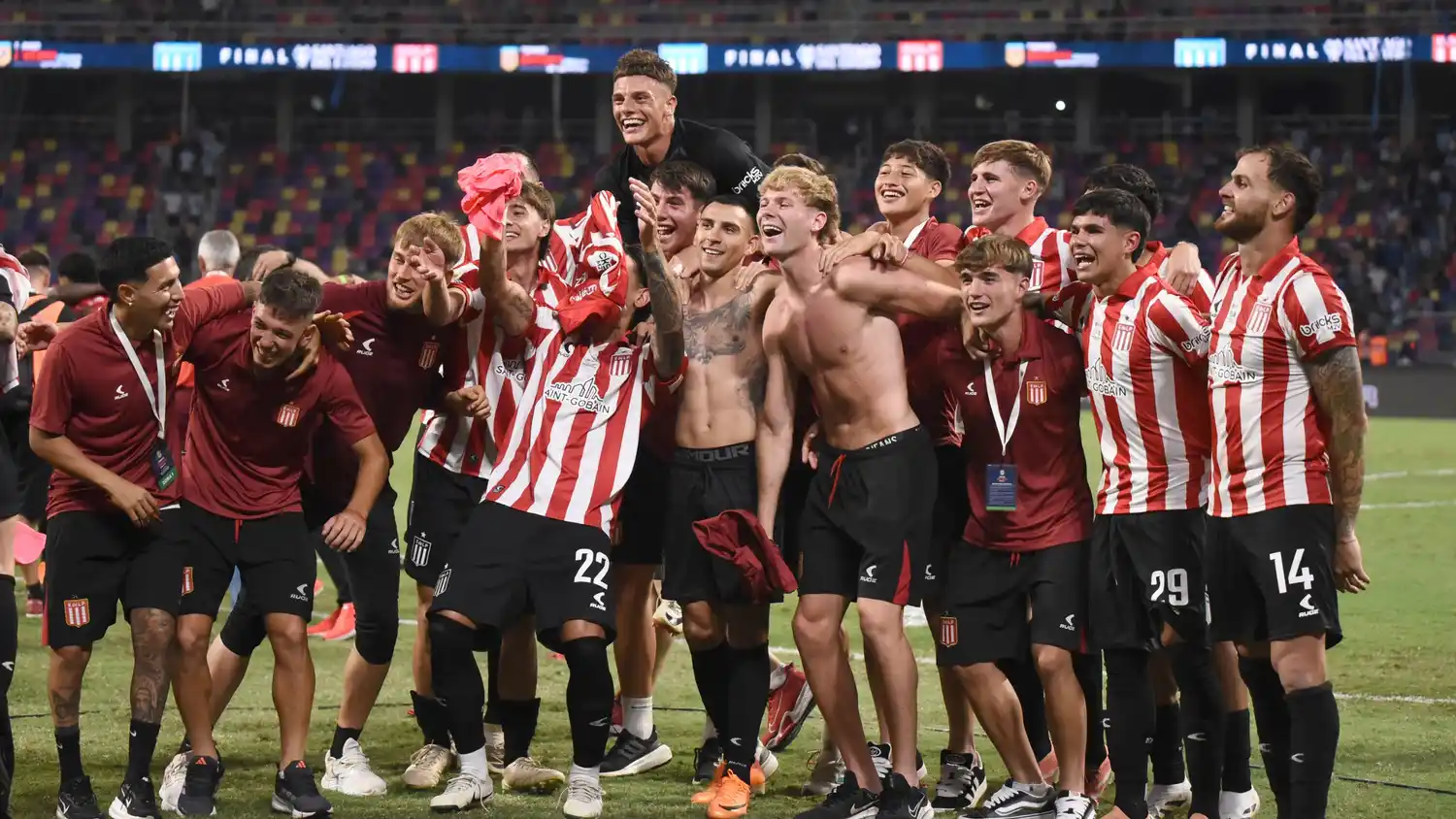 Estudiantes viene de coronarse frente a Racing.