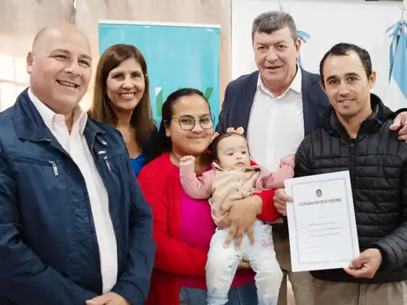 Familias de Ubajay y Villa Elisa rubricaron las escrituras de sus viviendas