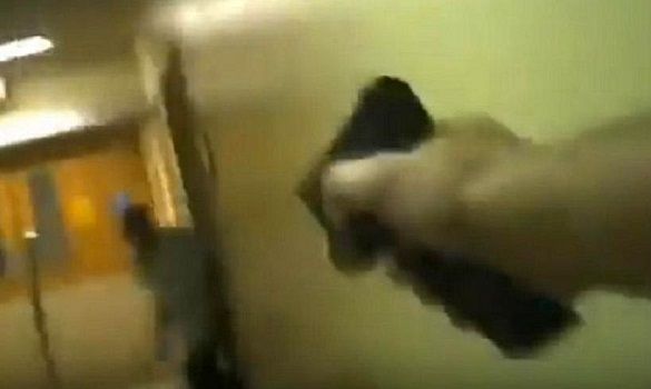 Video: policía disparó contra detenido que quiso sacarle el arma