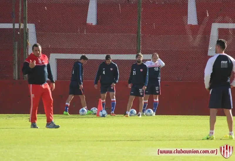 Unión tendría un solo cambio para visitar a Huracán