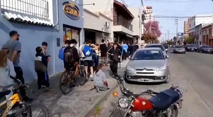 Qatar decime que se siente: Una cuadra de cola para comprar figuritas del mundial en Olavarría