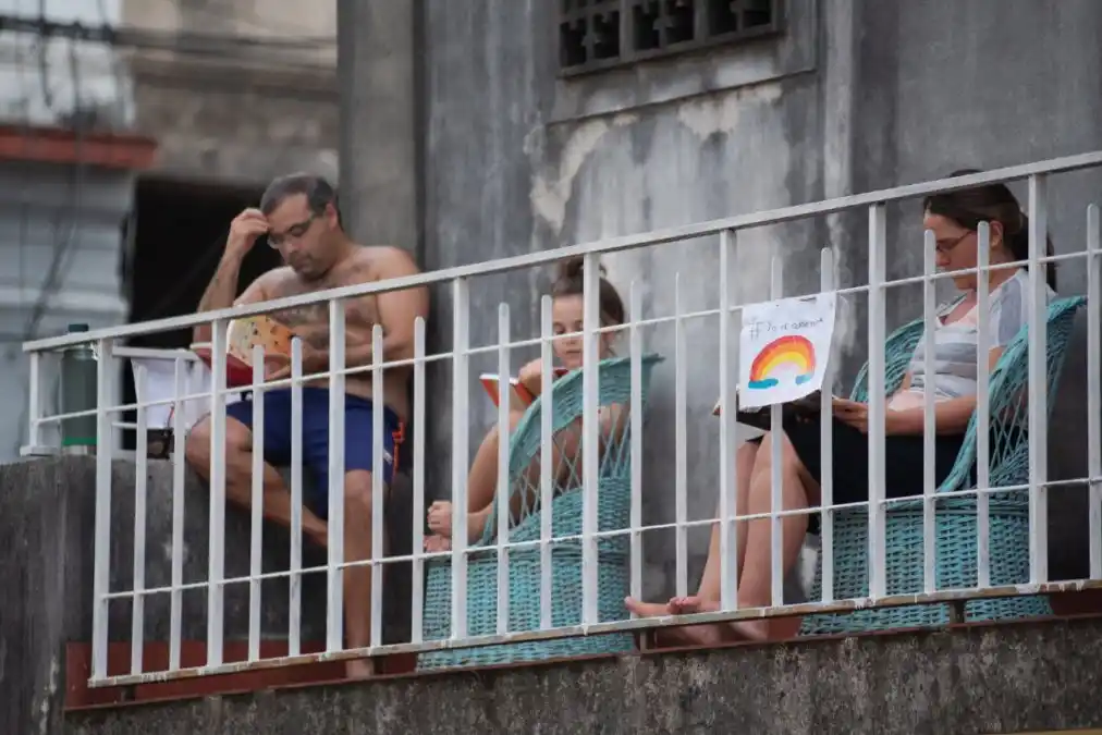Gualeguaychuenses en su hogar, cumpliendo con la cuarentena cuando la ciudad estaba en la fase 1.