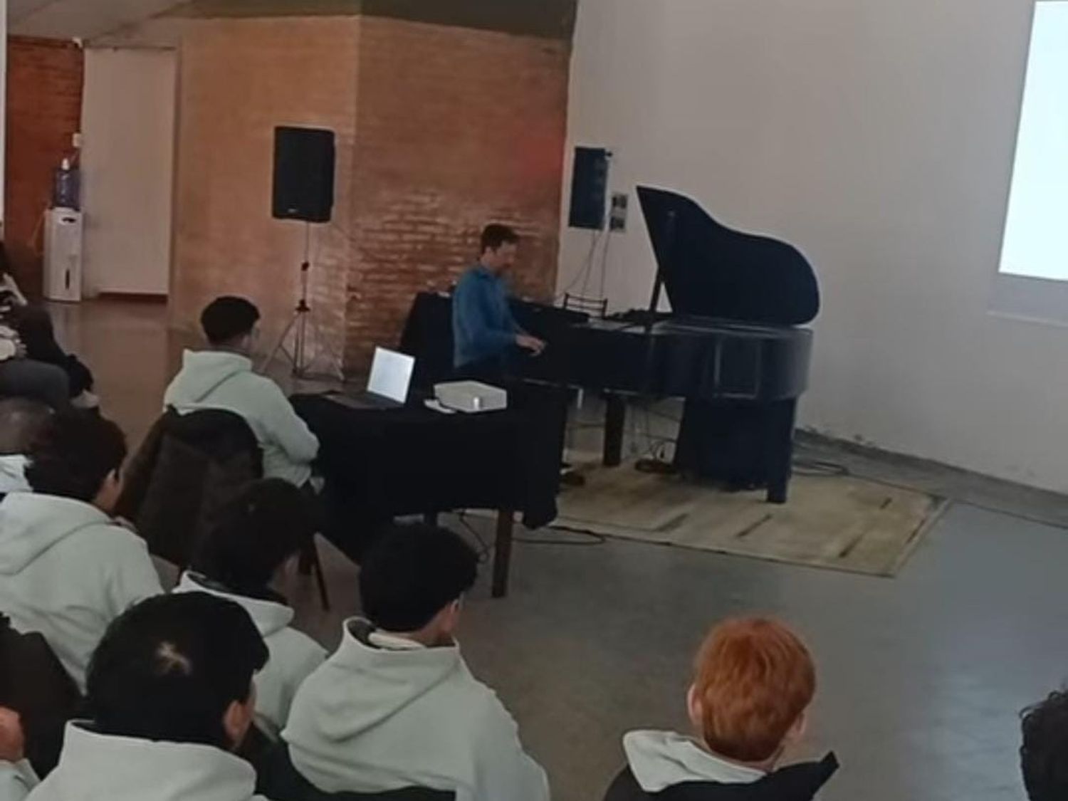 Eduardo Pelletti trajo música clásica en vivo y presentaciones didácticas a la comunidad. Foto: Gentileza