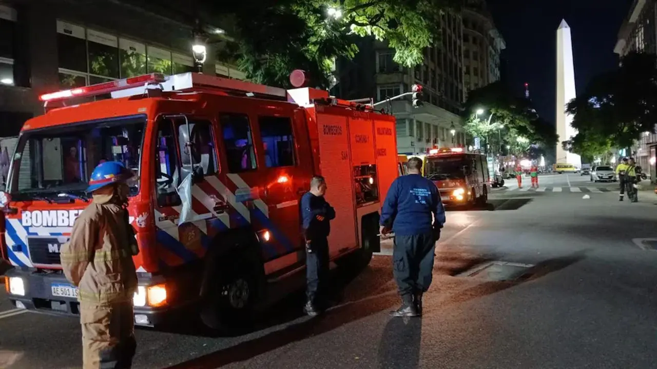Cinco dotaciones de bomberos combatieron las llamas mientras el SAME asistía a seis damnificados por inhalación de humo.