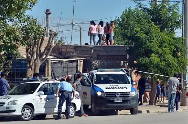 Encontraron a un hombre muerto en el patio de la casa, comido por sus propios perros