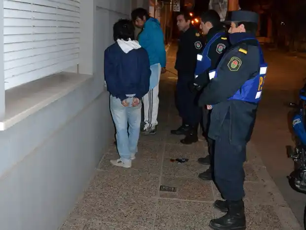 Un mayor y un menor fueron sorprendidos al querer robar una moto