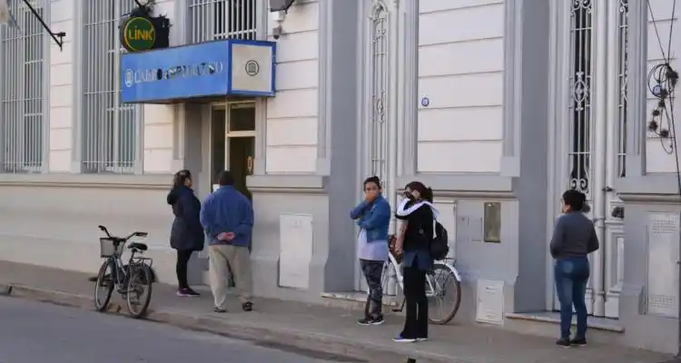 IFE: Cómo saber si corresponde cobrar el salario de 10.000 pesos para desocupados y monotributistas pre inscriptos en Anses
