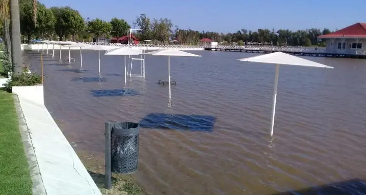 La sudestada hizo crecer 40 cm al río Paraná y afectó las playas locales