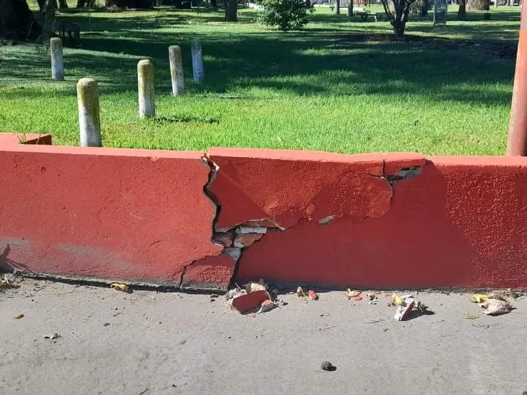 Pilar destrozado a causa del choque. Foto: BVVT