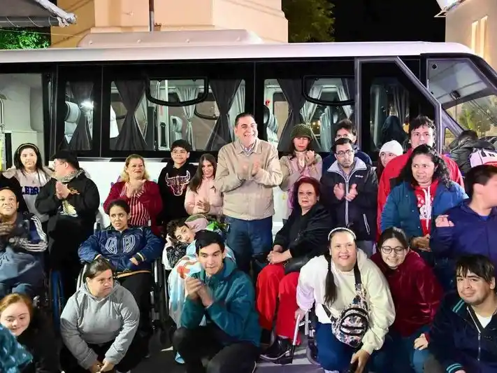 El CD entregó a la comuna una combi
para el traslado de personas con discapacidad