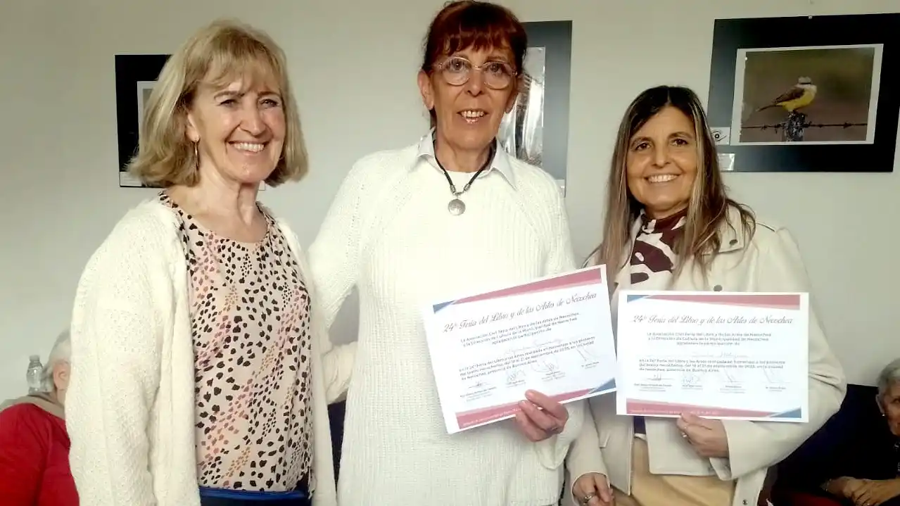 En la Feria. Las autoras Alejandra Fernández y Sandra Altolaguirre junto a una de las organizadoras, Cristina Murray