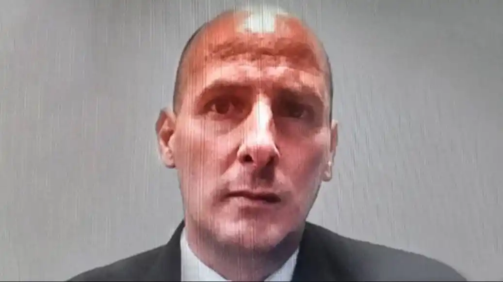 Buscan a un abusador que violó y embarazó a su propia hija: ofrecen una suma millonaria