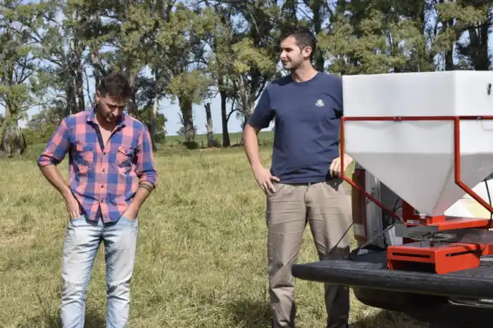 Ingenieros de Urdinarrain diseñaron una novedosa sembradora y fertilizadora para acoplar en camionetas