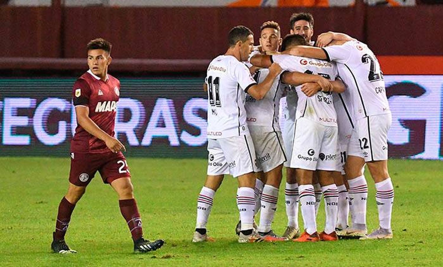 Newell�"s puso primera y logró en cancha de Lanús su primera victoria