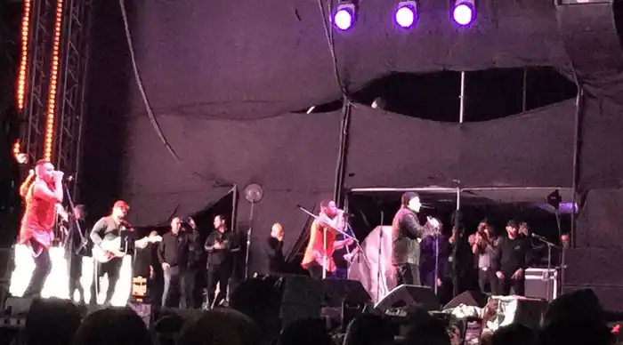 Jerry Rivera se fajó en la tarima. Foto CL