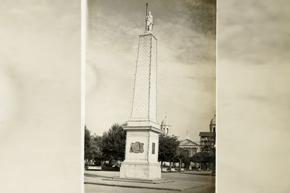En 1880 gracias a una colecta pública construyeron la pirámide de la Plaza Independencia
