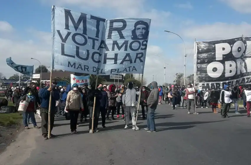 Organizaciones sociales cortan la Ruta 2 por sueldos adeudados
