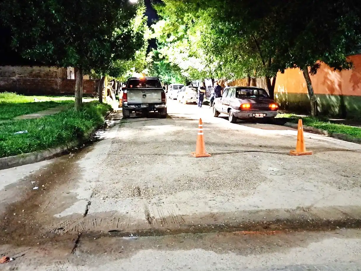 Intentó evadir un control, chocó un móvil policial y abandonó un vehículo con droga