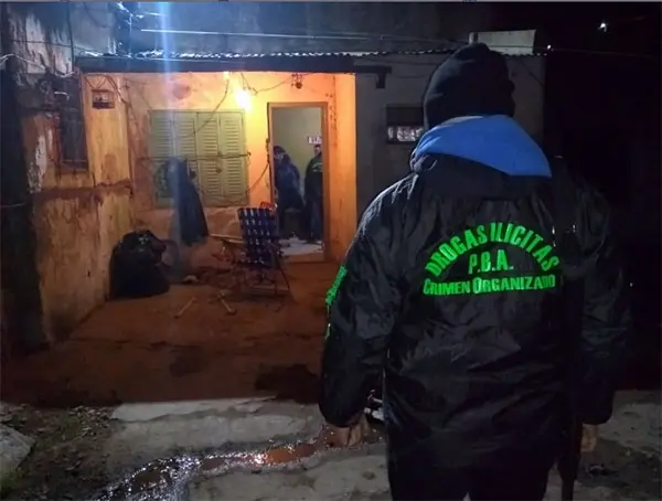 Desarticulan “kioscos” de venta de drogas y demoran a un “cliente”