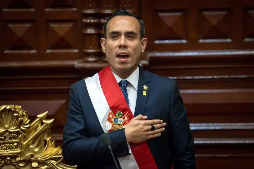 El expresidente del Congreso de Perú, José Jeri, canta el himno nacional tras ser juramentado como presidente interino en Lima, Perú