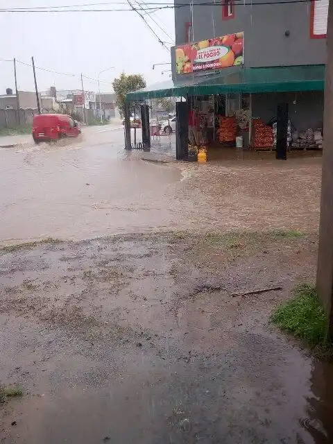 Cayeron mas de 90 milímetros y se registran complicaciones en los barrios