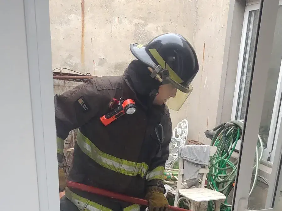 Gran susto en barrio Los Arces: se prendieron fuego restos de maderas y basuras y tuvieron que acudir los Bomberos