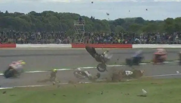 Impactante accidente paralizó al MotoGP de Silverstone