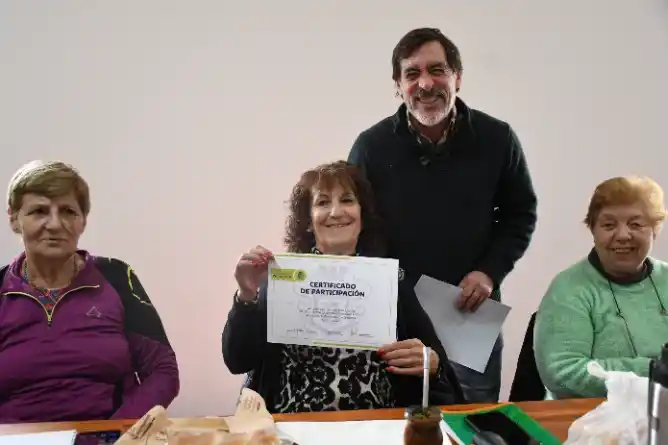 Diez vecinos completaron el Taller de Digitalización para Personas Mayores en Chascomús