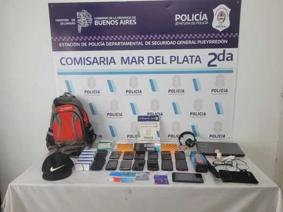 Quiso retirarse del hotel con un increíble botín, pero lo descubrieron: 15 celulares, una notebook, una tablet y más