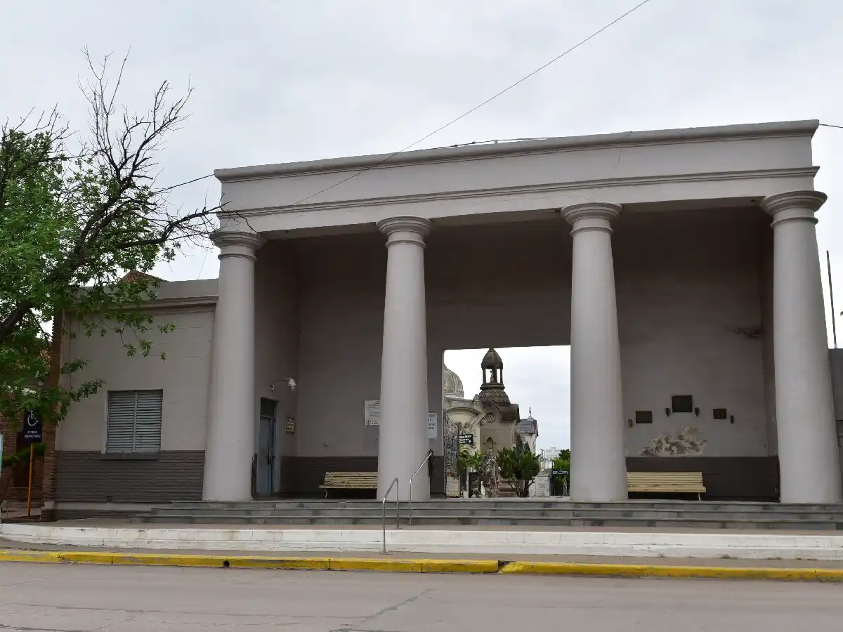 Robos y vandalismo en el cementerio