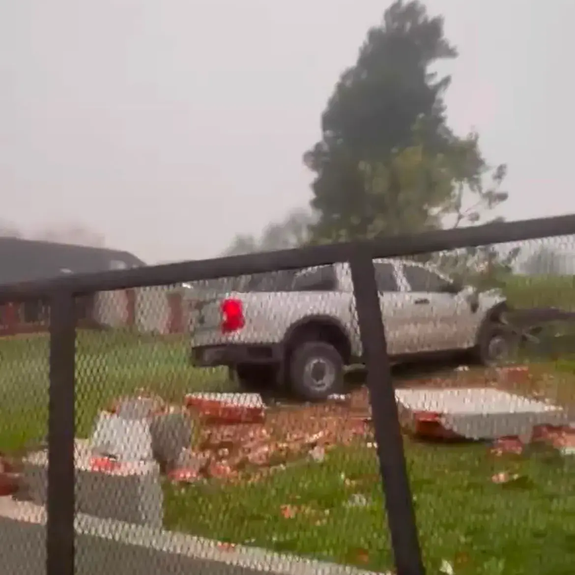 La camioneta quedó destruida por el impacto.