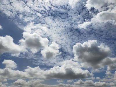 Cielo nublado con algunos truenos