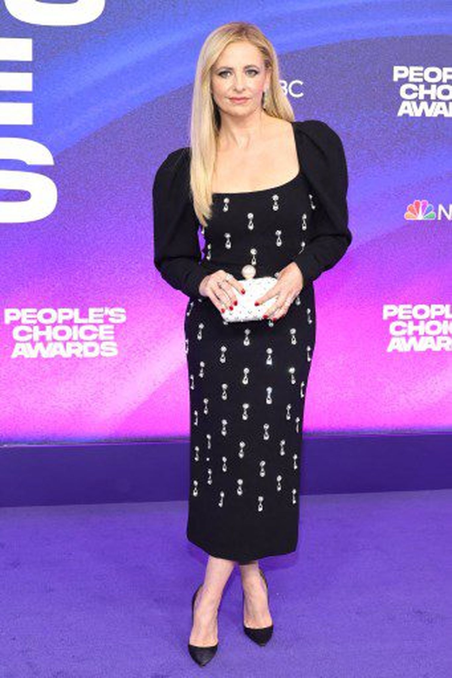 Sarah Michelle Gellar a su llegada a la gala 2022 de los People's Choice Awards. Foto AFP)