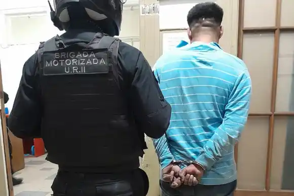 Forzó la puerta de un auto para robar, entró a un geriátrico céntrico para llevarse un celular y fue detenido