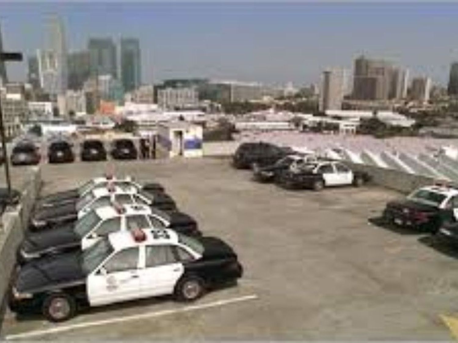Tres personas murieron en una expolición en las instalación de la policía de Los Ángeles