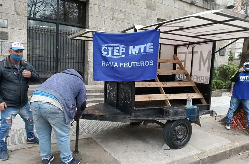 Crece el malestar de comerciantes por las verdulerías ambulantes en paseos costeros y plazas marplatenses