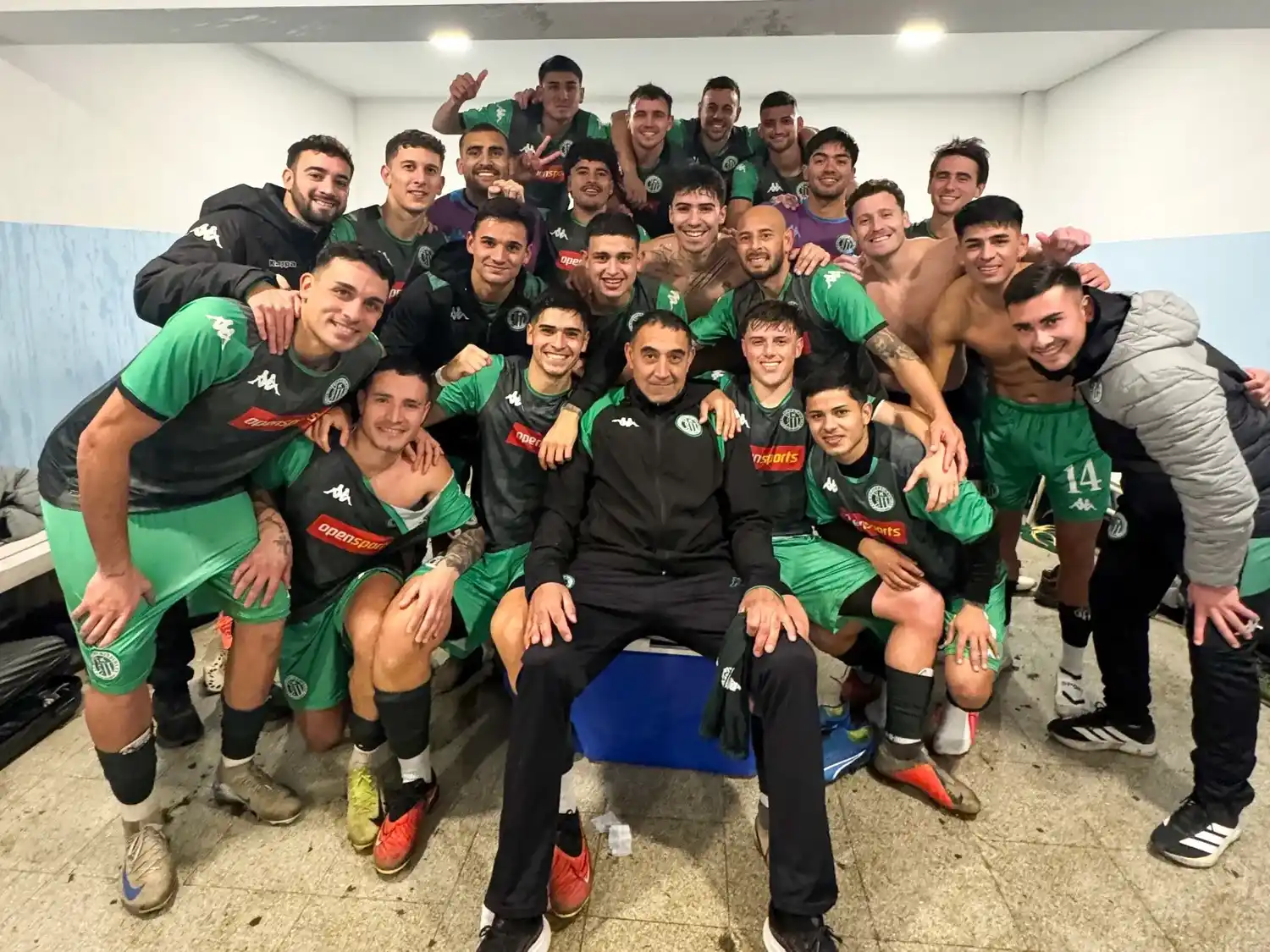El plantel del "Dragón" celebra la clasificación. Foto: prensa Kimberley.