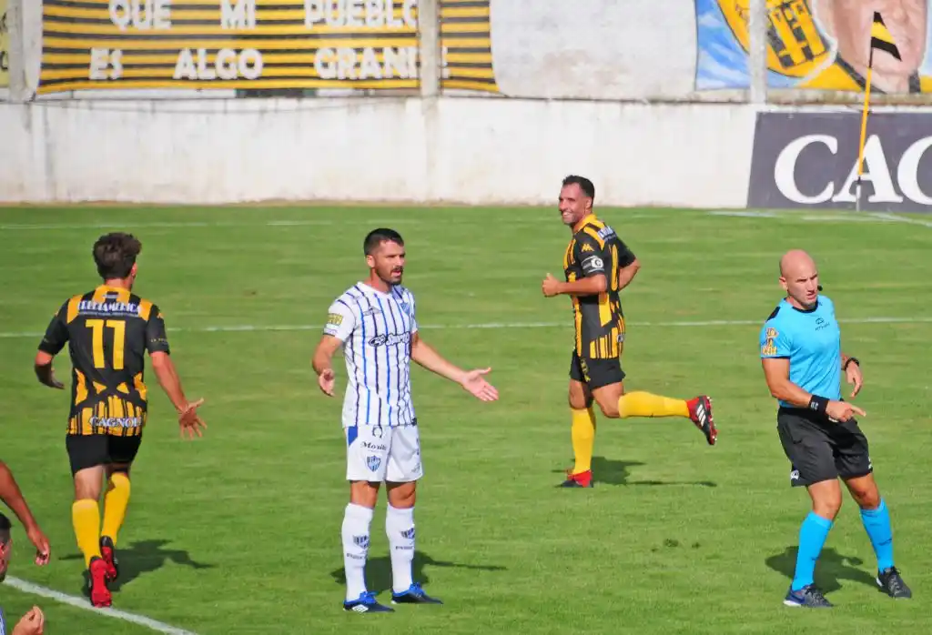 Bocca, el árbitro designado para el debut de Santamarina