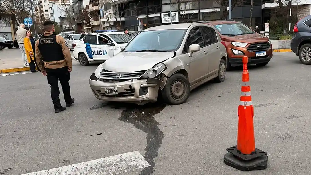 El Peugeot 206 cruzó calle Catamarca a gran velocidad y colisionó contra un Nissan Tiida que intentó frenar sin éxito.