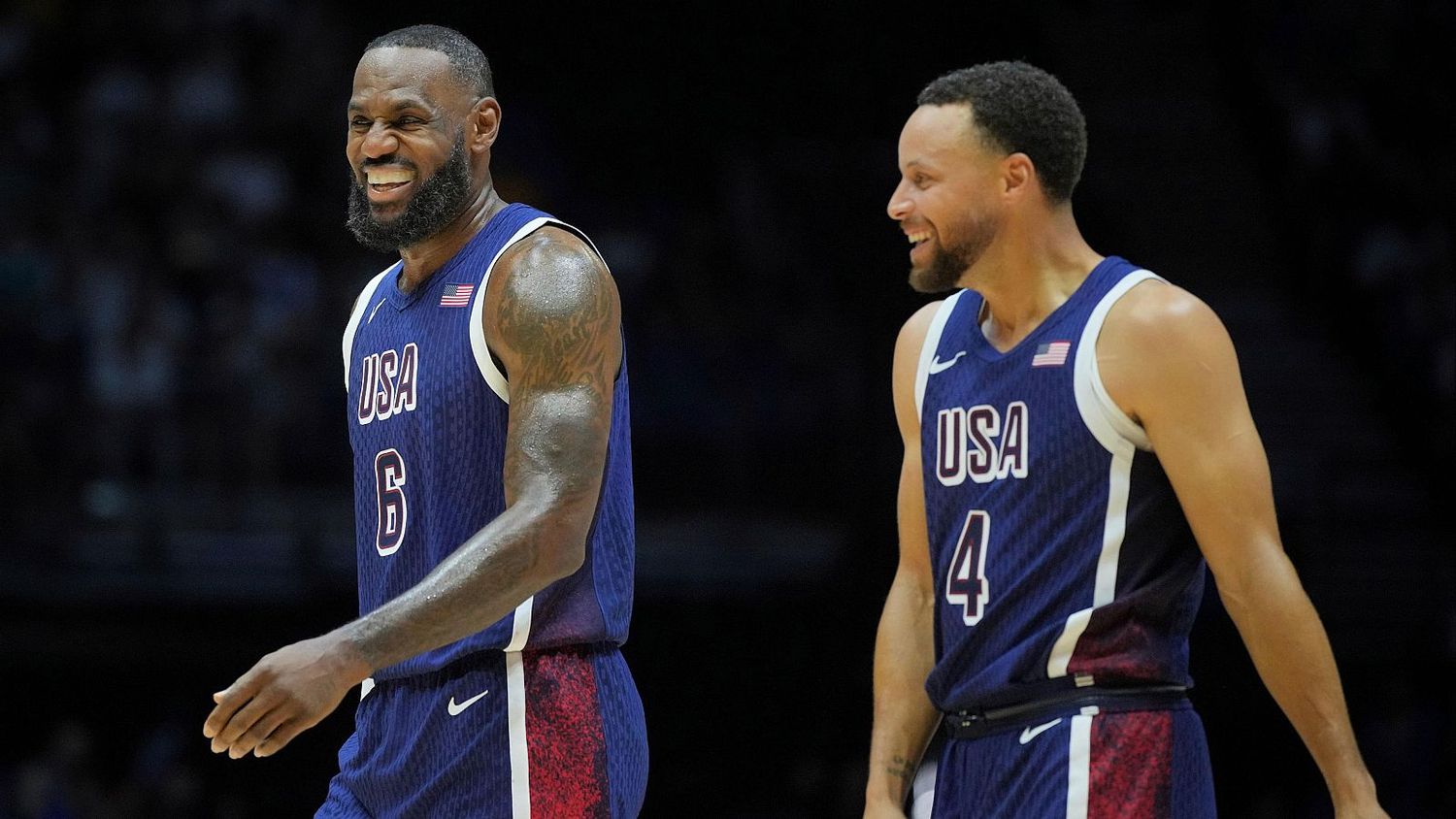 Lebron James y Stephen Curry durante los JJOO de París con la camiseta de Team Usa.