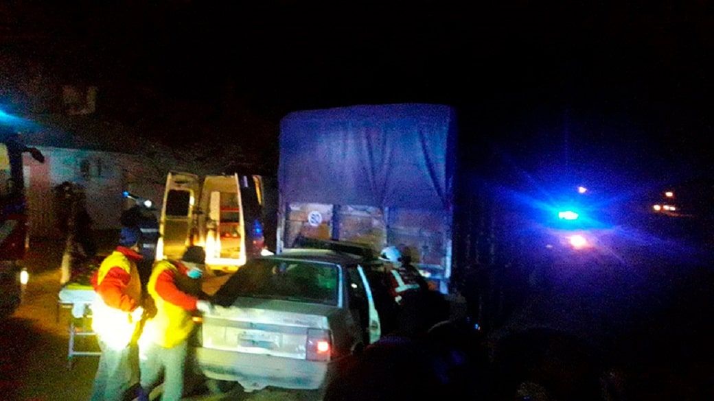 Conductor chocó su auto contra un acoplado estacionado