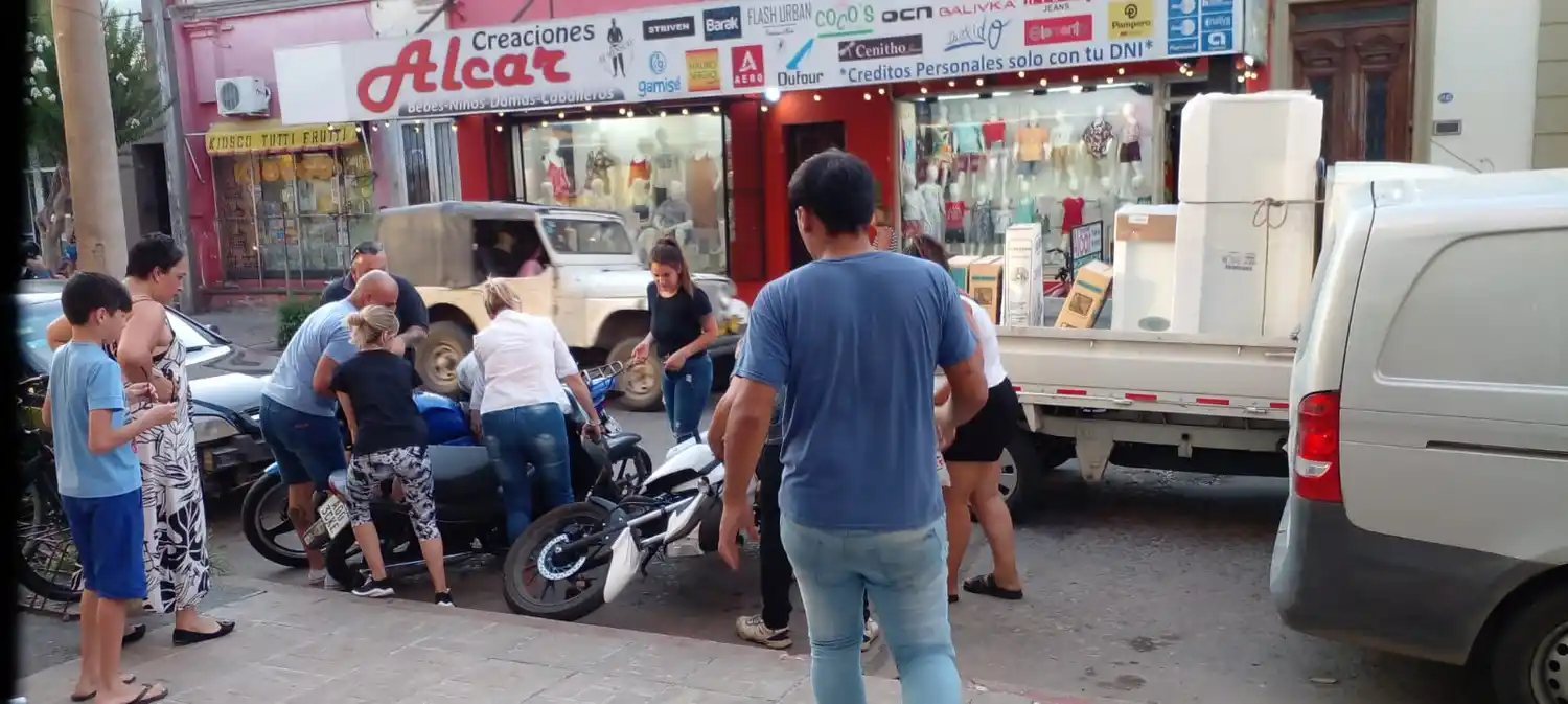 No pudo frenar y volteó tres motos