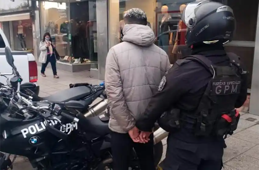 Detienen a dos personas y secuestran autos y motos en un mega operativo en el Puerto