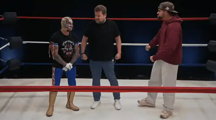 Bad Bunny y Corden se "enfrentaron" a un luchador. Foto captura de YouTube